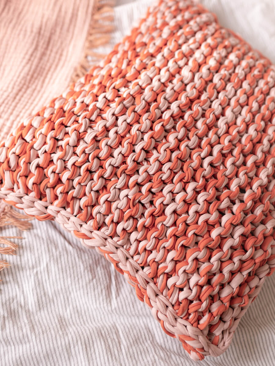 Strickanleitung für Kissen aus Textilgarn